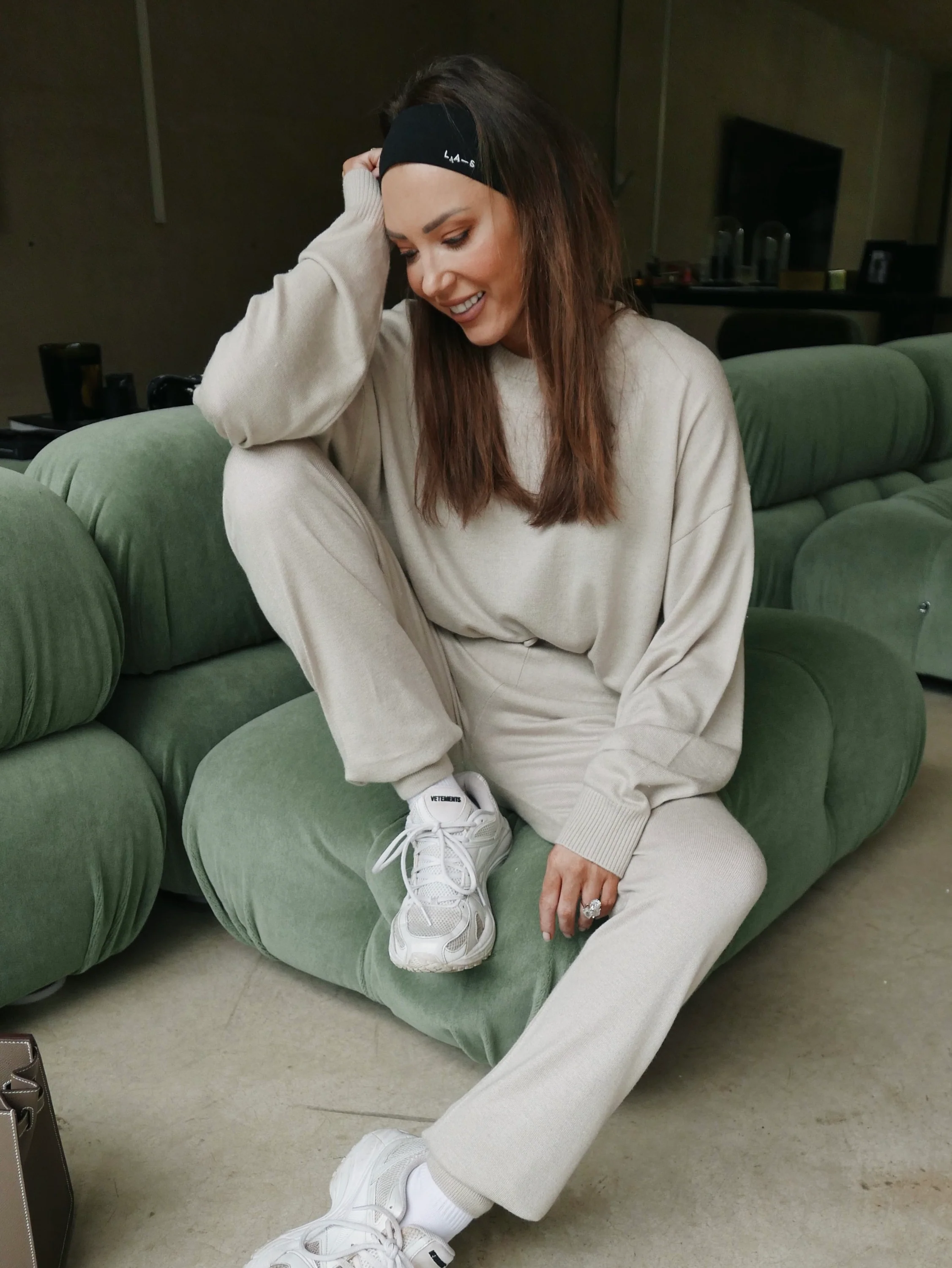 'LOULOU' CASHMERE BLEND SPLIT HEM KNITTED JUMPER OAT BEIGE - Image 2