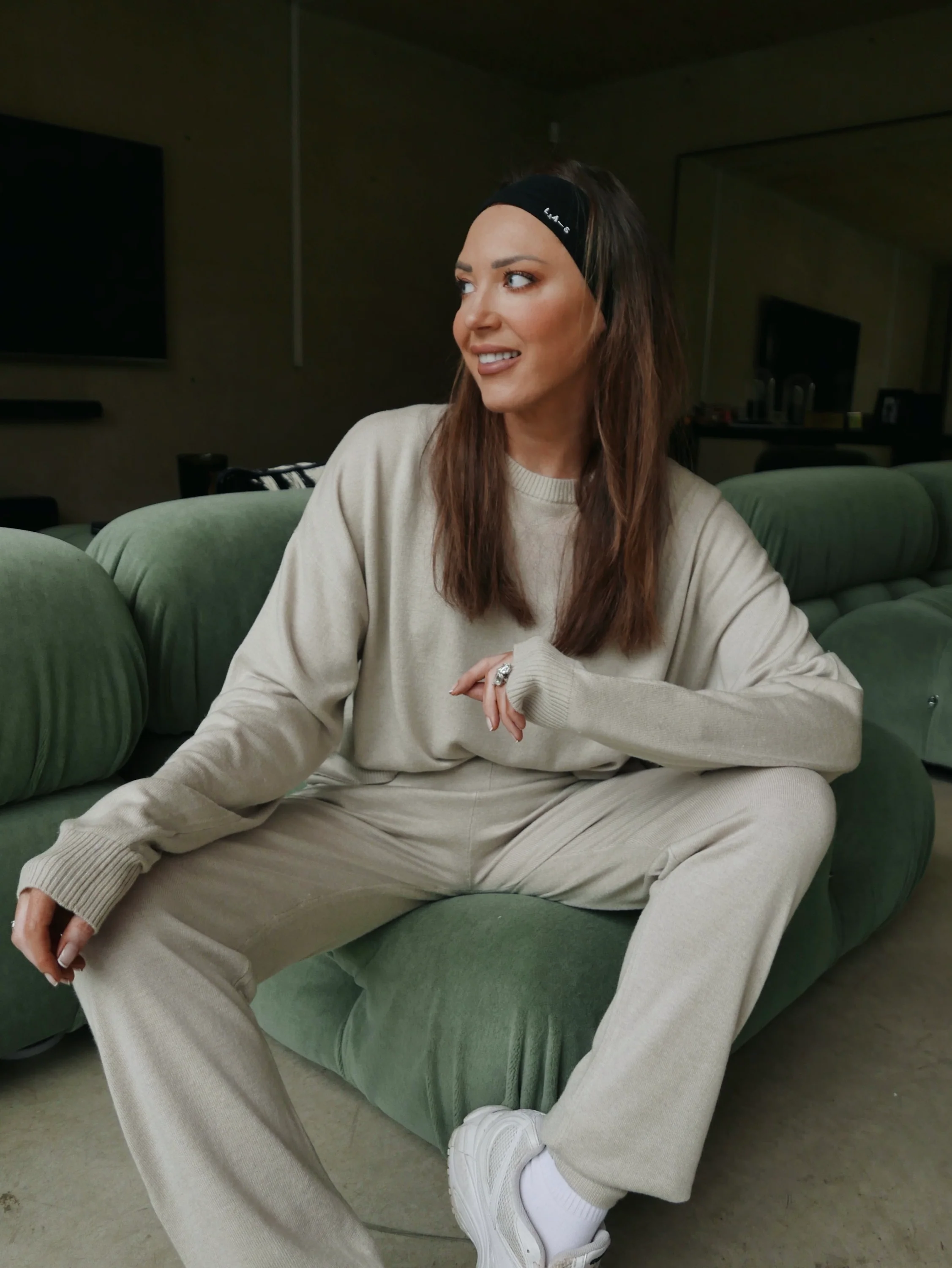 'LOULOU' CASHMERE BLEND SPLIT HEM KNITTED JUMPER OAT BEIGE - Image 3