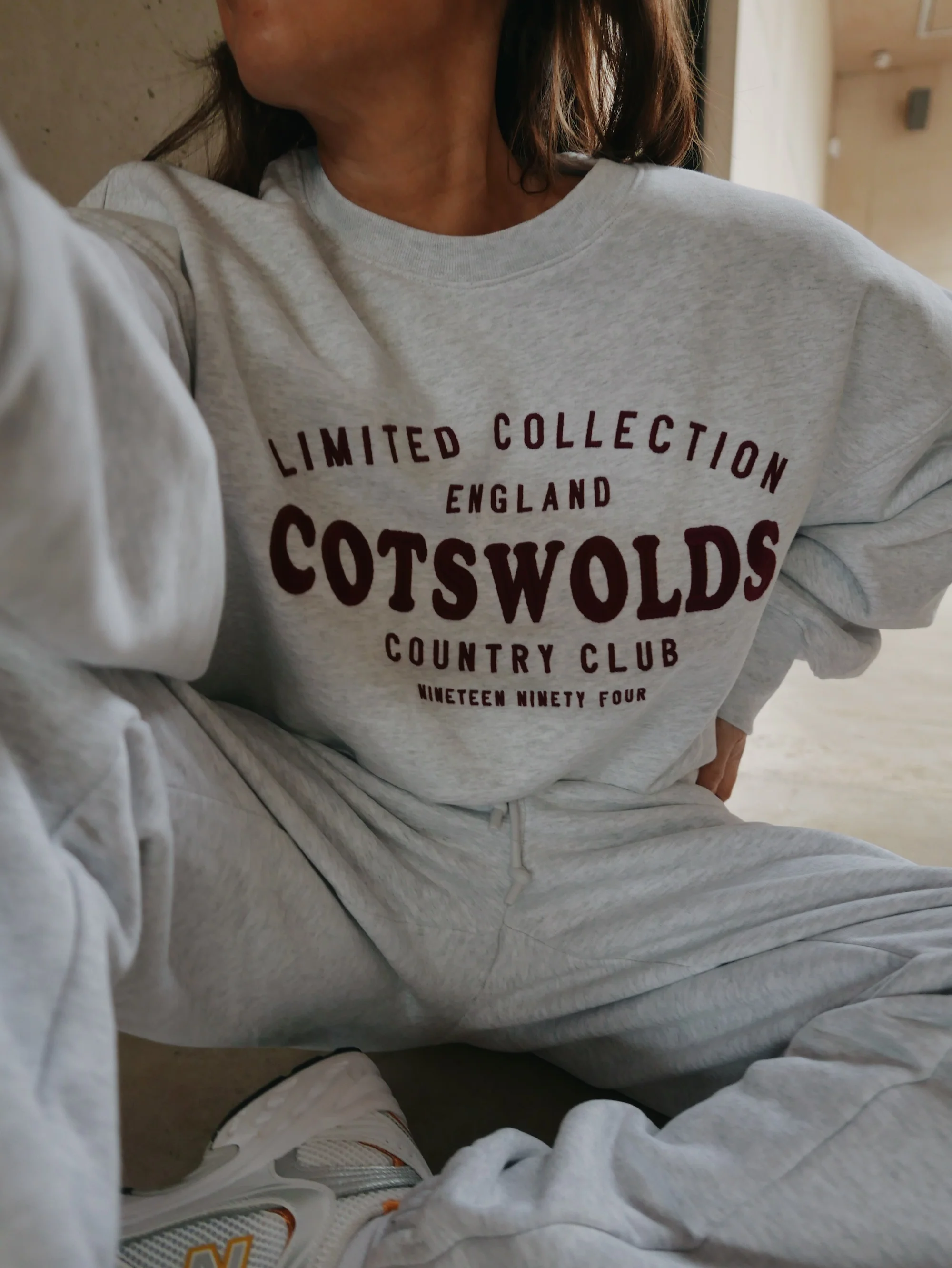 ‘COTSWOLDS' EMBROIDERED CROPPED SWEATSHIRT LIGHT GREY MARL - Image 5